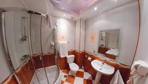 Celly Hotel tesisinde bir banyo