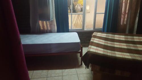 Habitación pequeña con cama y ventana en Casa Graciela en Federación