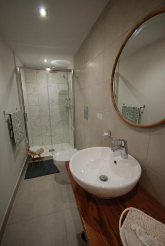 a bathroom with a sink and a toilet and a mirror at Casa Cara in Birgu