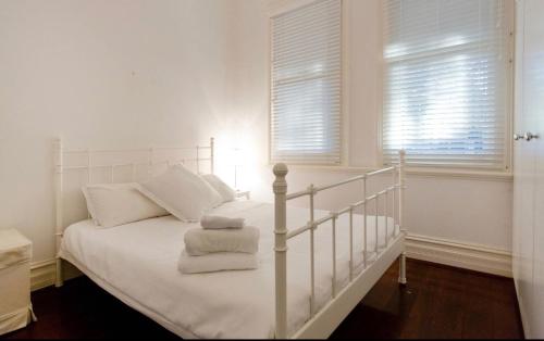 A bed or beds in a room at Gorgeous Subiaco cottage