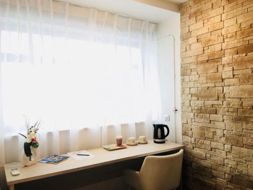 Příslušenství pro přípravu čaje a kávy v ubytování Hôtel Terranostra