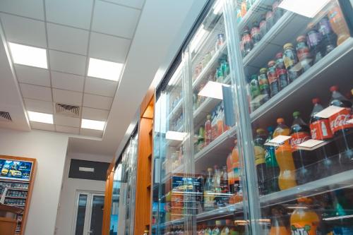 Supermarket nebo jiné obchody v  hotelu nebo okolí
