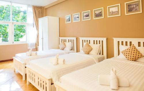 Postel nebo postele na pokoji v ubytování Feung Nakorn Balcony Rooms and Cafe
