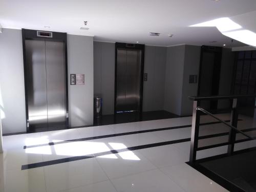 an empty room with a row of elevators in a building at Barreto Apart-hotel Kubit in Brasilia