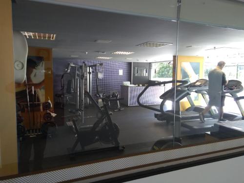 a man on a treadmill in a gym at Barreto Apart-hotel Kubit in Brasilia