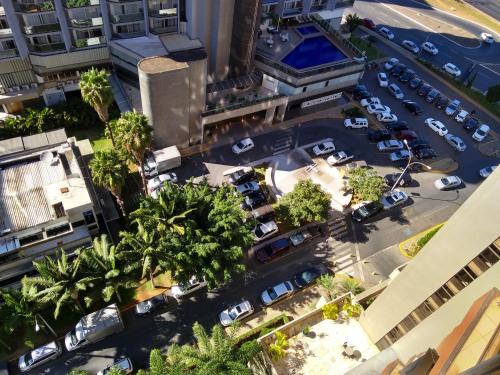 an aerial view of a parking lot in a city at Barreto Apart-hotel Kubit in Brasilia