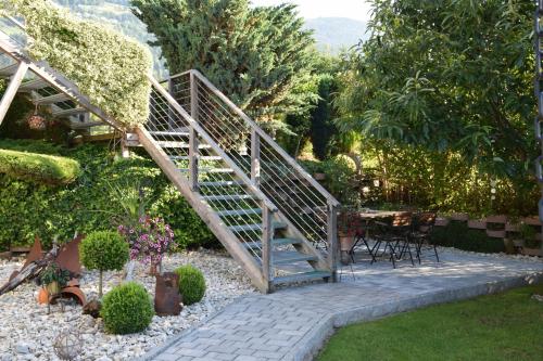 a staircase in a garden with a table and chairs at Ferienwohnung Trauntschnig in Bodensdorf