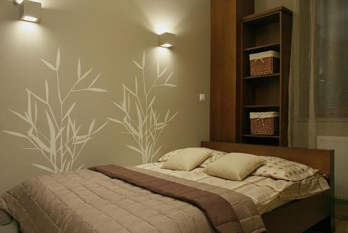 een slaapkamer met een bed met een muurschildering bij Apartamenty Junior in Wrocław