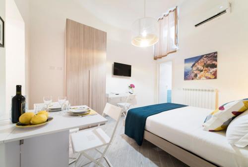 una camera d'albergo con letto, tavolo e sedie di Casa Taiani Amalfi Coast a Vietri
