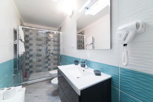 bagno con lavandino, doccia e servizi igienici di Casa Taiani Amalfi Coast a Vietri