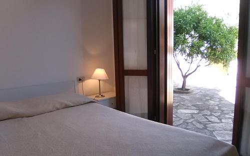 ブドーニにあるLa Coccinellaのベッドルーム1室(ベッド1台付)、木の窓