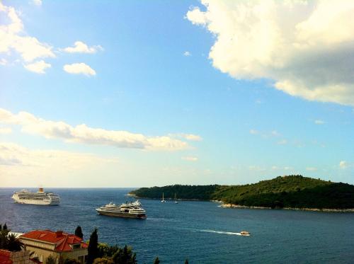 tres barcos en un gran cuerpo de agua en Apartment Karmen, en Dubrovnik