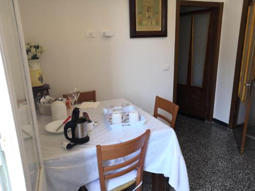 Příslušenství pro přípravu čaje a kávy v ubytování Guesthouse Rollando