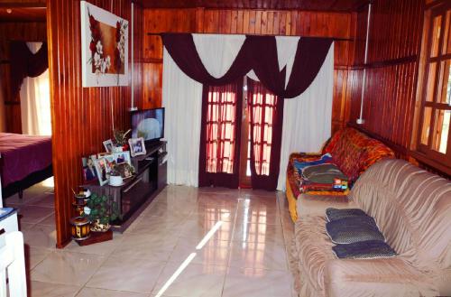 Ruang duduk di Casa de Campo Três Pinheiros