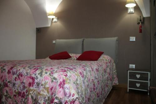 A bed or beds in a room at A due passi dal Duomo