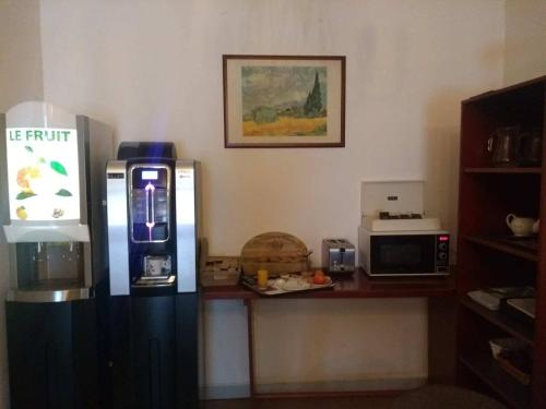 y cocina con encimera, nevera y microondas. en Le Clémenceau Hôtel et Appart 'hôtel "Gare Sncf" centre ville, en Valenciennes