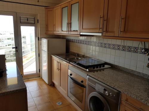 A kitchen or kitchenette at Encosta da Marina Residence
