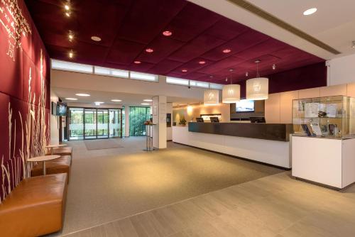 a lobby of a hospital with a waiting room at Congress Hotel Mercure Nürnberg an der Messe in Nürnberg