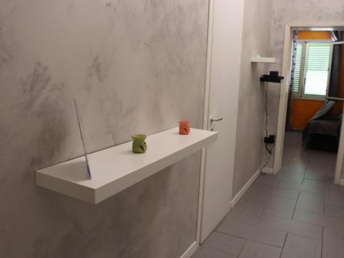 a white counter in a room with two cups on it at Casa Vacanze "A Machina Ro Ghiaccio" in Noto