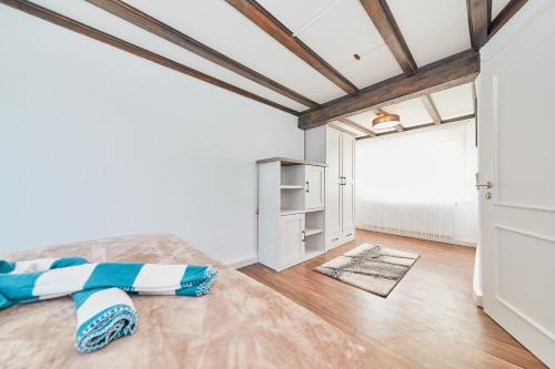 ベルンカステル・クースにあるApartments am Marktの白い壁と木製の天井のベッドルーム1室
