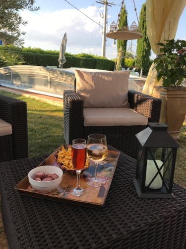 - une table avec deux verres de vin et un bol de nourriture dans l'établissement Les Secrets du Mistral, à Valensole