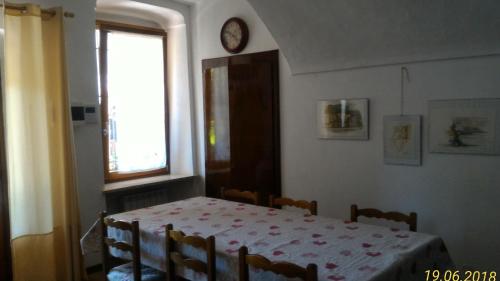 a dining room with a table and a window at Agriturismo Holle in Manerba del Garda