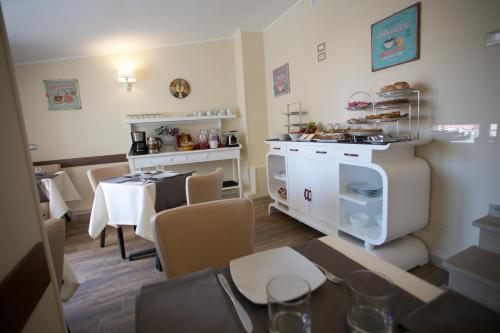 eine Küche und ein Esszimmer mit einem Tisch und Stühlen in der Unterkunft Il Duca in Tropea