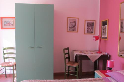 ガンジにあるAgriturismo Capuanoのテーブルとキャビネット付きの部屋