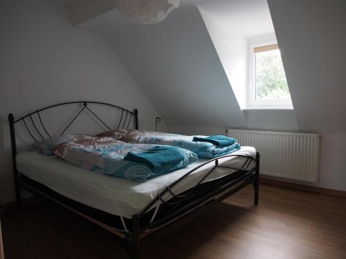 ein Bett mit blauer Bettwäsche auf einem Zimmer in der Unterkunft Messe-/Ferienwohnung in Nürnberg