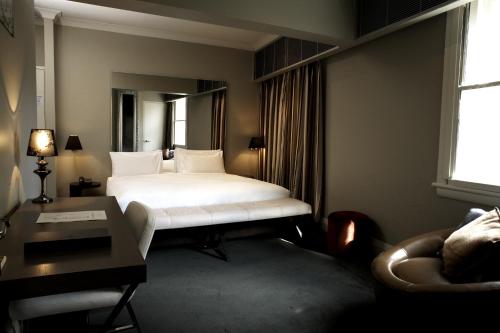 Postel nebo postele na pokoji v ubytování Kirketon Hotel Sydney