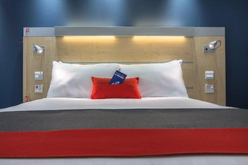 Katil atau katil-katil dalam bilik di Holiday Inn Express Kettering by IHG
