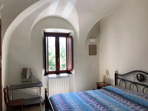 una camera con letto e finestra di Ammoglja a Calascio