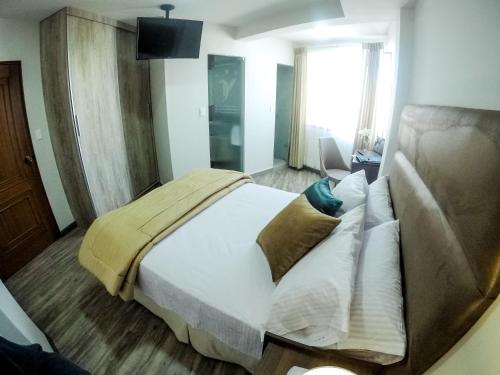 a bedroom with a large bed in a room at Hotel Viaggiatore in Cochabamba