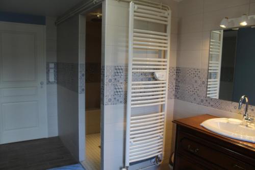 Ванна кімната в "LES MONNATS" GITE 8 personnes à la campagne