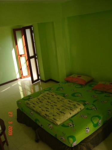 Tempat tidur dalam kamar di Kaset Guesthouse