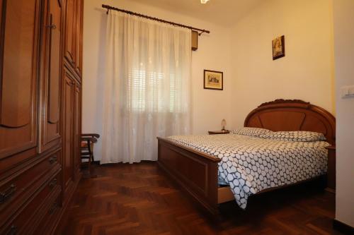 Schlafzimmer mit einem Bett und einem Fenster in der Unterkunft Am Liv' (mi alzo) in Bologna