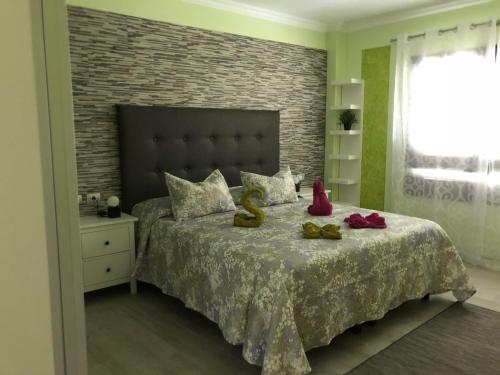 Un dormitorio con una cama con dos ositos de peluche. en Vivienda Sara, en Valle Gran Rey