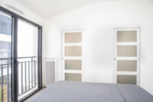 004 - Appartement Moderne et Terrasse - Jeanne d'Arc, Toulouse tesisinde bir odada yatak veya yataklar