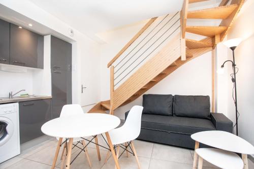トゥールーズにある004 - Appartement Moderne et Terrasse - Jeanne d'Arc, Toulouseのリビングルーム(ソファ、テーブル、椅子付)