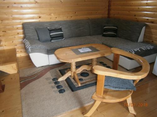 uma sala de estar com um sofá e uma mesa em Wolf Apartment em Žabljak