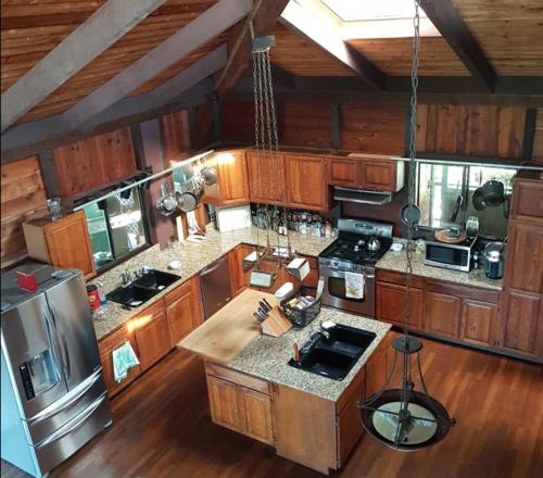 NaalehuにあるHawaii Island Resortの木製キャビネットを備えたキッチンの俯瞰図