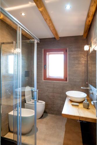 a bathroom with a tub and a sink and a toilet at Residence Tanaunella in Budoni