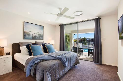 een slaapkamer met een bed en een glazen schuifdeur bij Seaclusion Broadbeach in Gold Coast