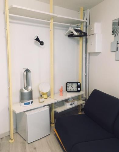 - un salon avec un canapé et une étagère dans l'établissement ★★ Studio Coeur Toulouse, Saint Georges, Capitole ★★, à Toulouse