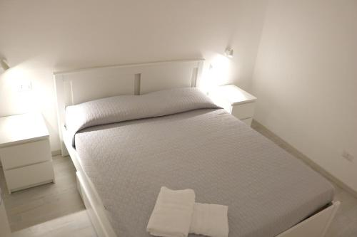 ノートにあるCasa vacanze Cortile Baroccoの2泊用のスタンド付きの客室の白いベッド1台