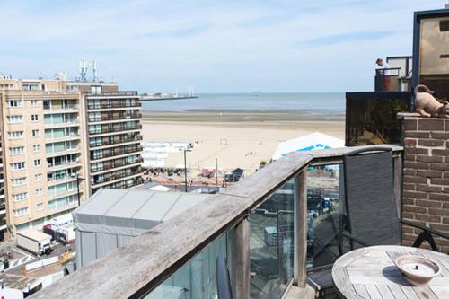 un balcon avec vue sur la plage et l'océan dans l'établissement Residentie New Sight, à Knokke-Heist