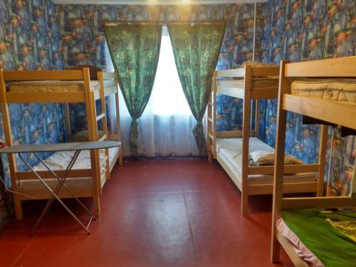 Двухъярусная кровать или двухъярусные кровати в номере YourHostel Khar'kovskii