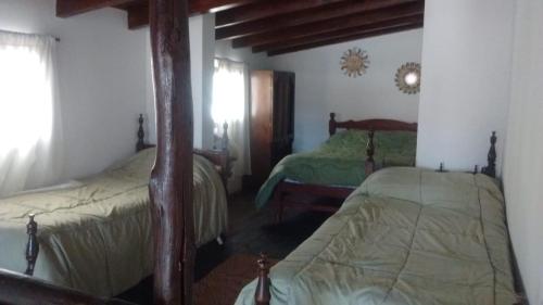 1 dormitorio con 2 camas en una habitación en Casa El Mortero en Cafayate