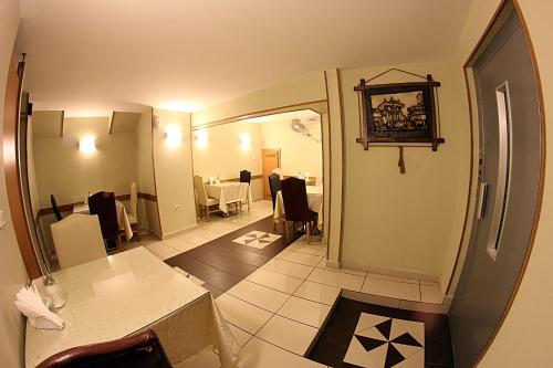 イスタンブールにあるパラダイス ホテルのテーブルとダイニングルームが備わる客室です。