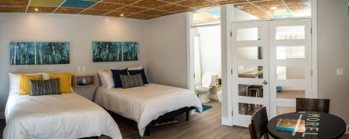 Una cama o camas en una habitación de Morel Executive Suites
